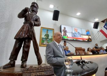 José Ronaldo toma posse e pede união com a Câmara em defesa dos interesses da cidade