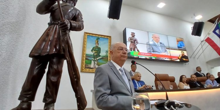 José Ronaldo toma posse e pede união com a Câmara em defesa dos interesses da cidade