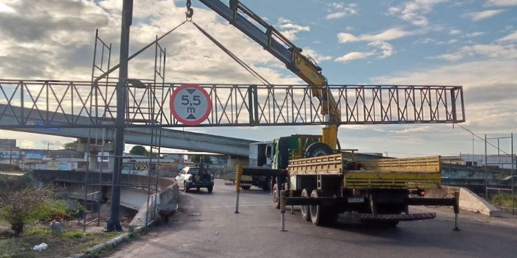 Novo pórtico de sinalização reforça segurança no Complexo de Viadutos Dr. Miraldo Gomes