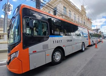 Prefeito José Ronaldo entrega sete ônibus climatizados para atender zona rural e bairros