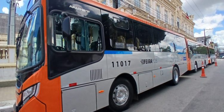 Prefeito José Ronaldo entrega sete ônibus climatizados para atender zona rural e bairros