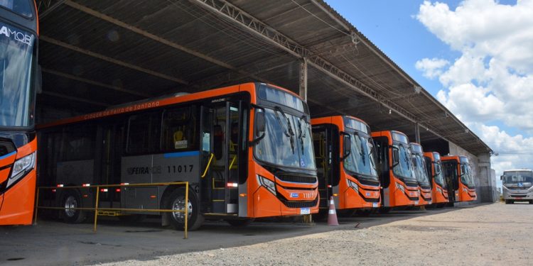 Prefeitura de Feira entrega sete ônibus climatizados para atender aos distritos