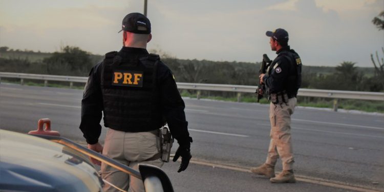PRF na Bahia registra aumento significativo nas apreensões de armas, maconha e cigarros em 2024