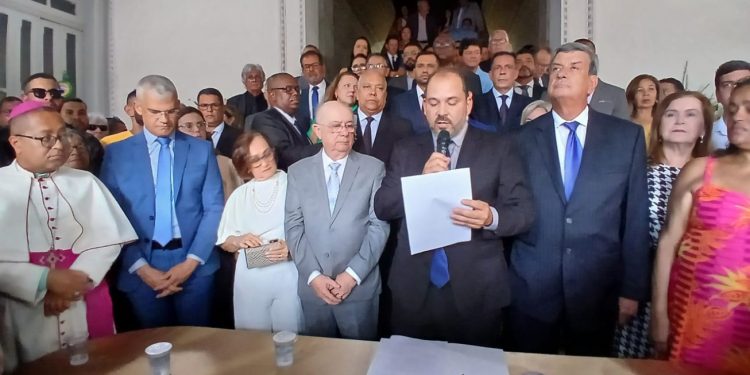 Após transmissão de cargo, José Ronaldo assume oficialmente como prefeito de Feira de Santana