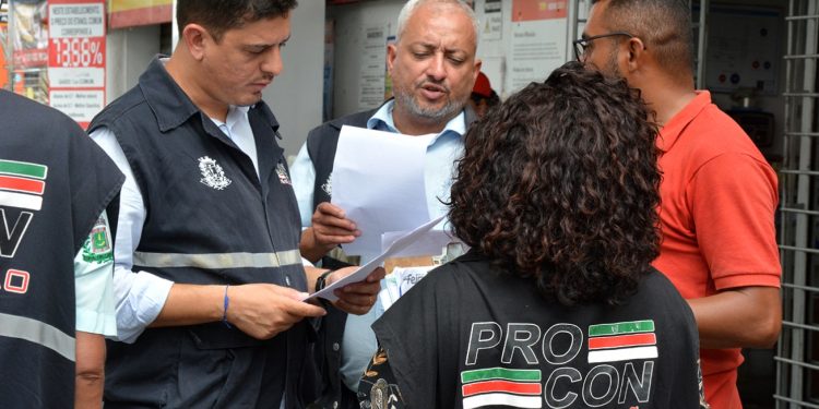 Procon fiscaliza preços de combustíveis em Feira de Santana