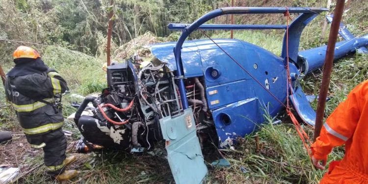 Queda de helicóptero deixa 2 mortos na Grande SP; piloto e adolescente sobrevivem