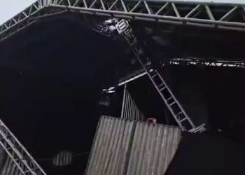 Temporal e forte vento derrubam palco e show de Tayrone é cancelado no interior da Bahia