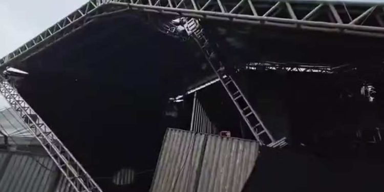 Temporal e forte vento derrubam palco e show de Tayrone é cancelado no interior da Bahia
