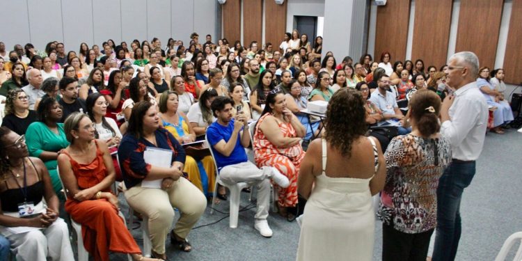 Secretaria de Educação apresenta orientações para início das aulas em reunião de gestores