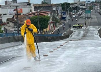 Prefeitura de Feira promove faxina geral de mais um viaduto e de túneis