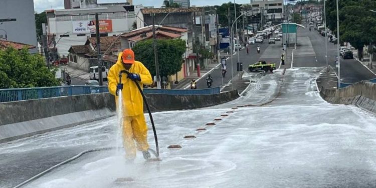 Prefeitura de Feira promove faxina geral de mais um viaduto e de túneis