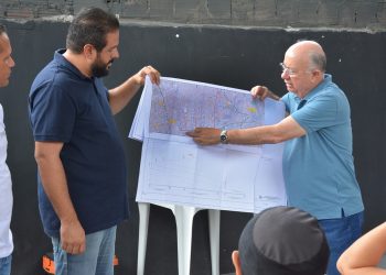 Prefeito José Ronaldo explana plano de drenagem de águas pluviais a moradores do Campo Limpo