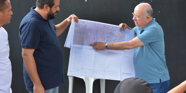 Prefeito José Ronaldo explana plano de drenagem de águas pluviais a moradores do Campo Limpo