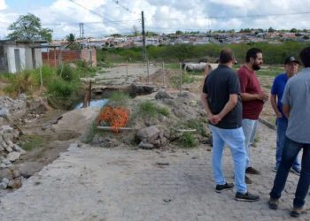 Prefeitura de Feira inspeciona rua obstruída por danos na rede de drenagem para adotar providências