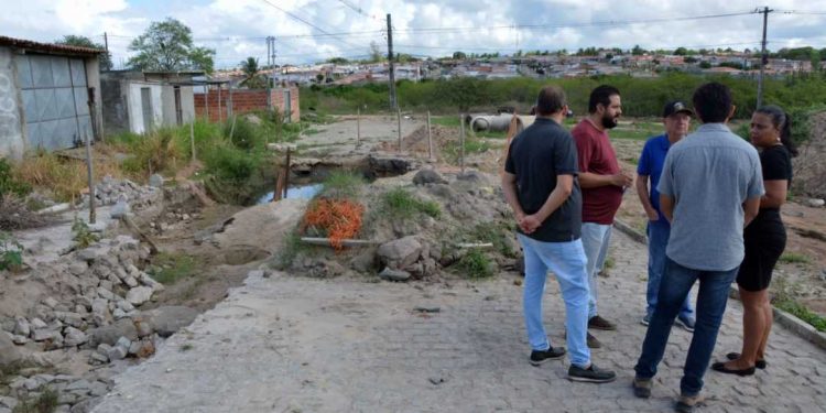 Prefeitura de Feira inspeciona rua obstruída por danos na rede de drenagem para adotar providências