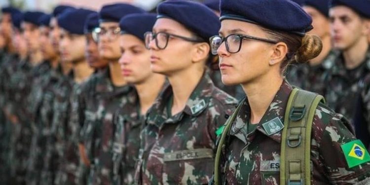 Alistamento militar feminino voluntário começa em janeiro