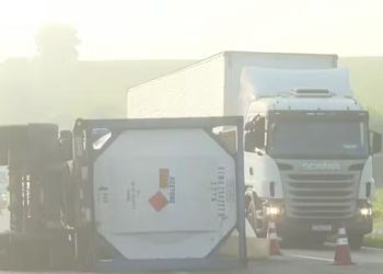 Trecho da BR-324 é interditado após acidente com caminhão que transportava acetona