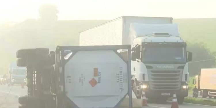Trecho da BR-324 é interditado após acidente com caminhão que transportava acetona