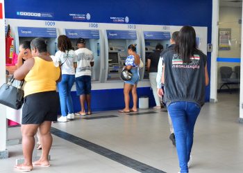 PROCON realiza operação na Caixa Econômica Federal para fiscalizar tempo de espera