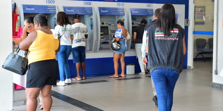 PROCON realiza operação na Caixa Econômica Federal para fiscalizar tempo de espera