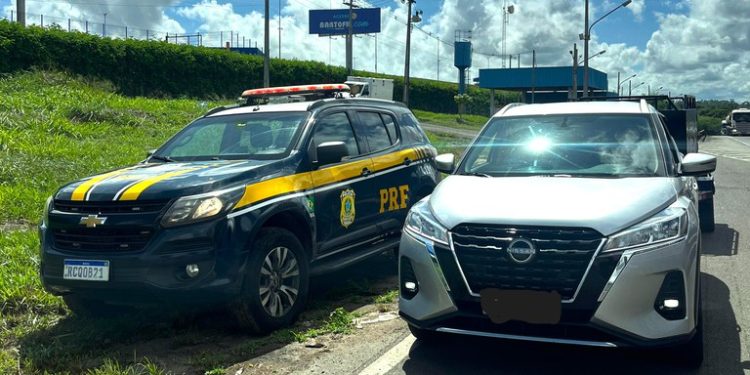 Carro roubado em Salvador é recuperado pela PRF durante abordagem na BR 324