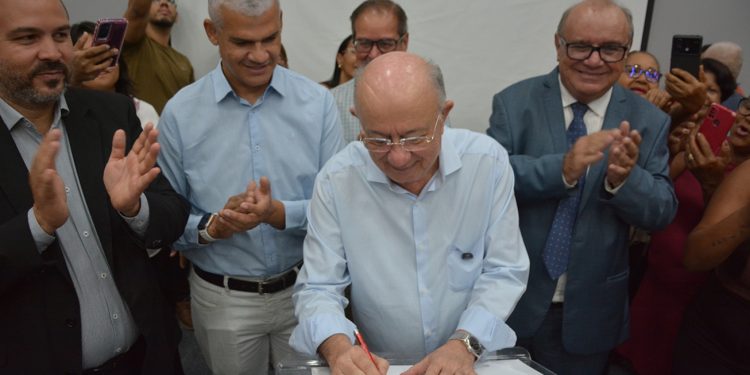 José Ronaldo autoriza chamamento público para venda de precatórios visando antecipar crédito