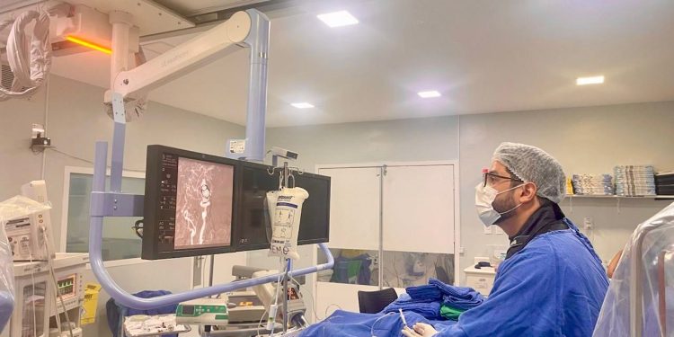 Santa Casa de Feira de Santana realiza primeira embolização de aneurisma cerebral pelo SUS