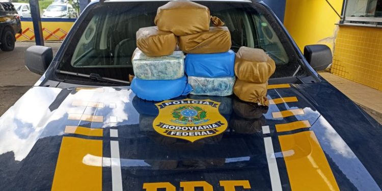 PRF apreende 23,8 kg de cocaína em ônibus na BR-116, em Feira de Santana