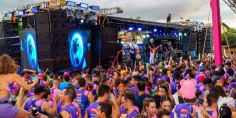 Homem morre após choque durante show de Durval Lelys em bloco de pré-carnaval