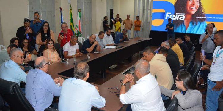 Prefeito e secretário de Educação anunciam convocação de 300 professores