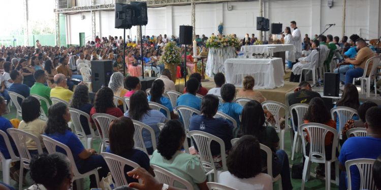 Encontro arquidiocesano de formação reúne mil fieis em Feira de Santana