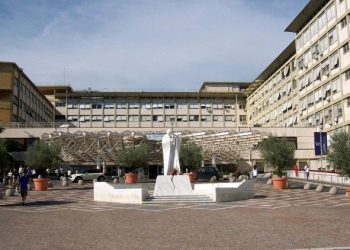 Após crise respiratória, Papa Francisco recebe transfusão de sangue