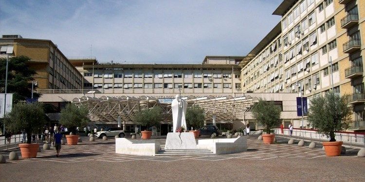 Após crise respiratória, Papa Francisco recebe transfusão de sangue