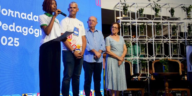 José Ronaldo abre Jornada Pedagógica e garante contratação de professores e aquisição de carteiras