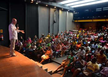 José Ronaldo autoriza licitação para fornecer barracas para feirantes da Marechal e Bernardino Bahia