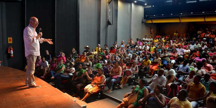 José Ronaldo autoriza licitação para fornecer barracas para feirantes da Marechal e Bernardino Bahia