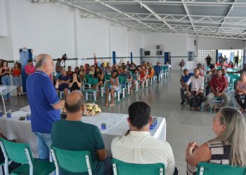 José Ronaldo entrega 60 escrituras para moradores do Núcleo Conder