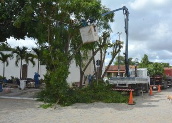 Praça da Mantiba recebe requalificação completa e mutirão de limpeza