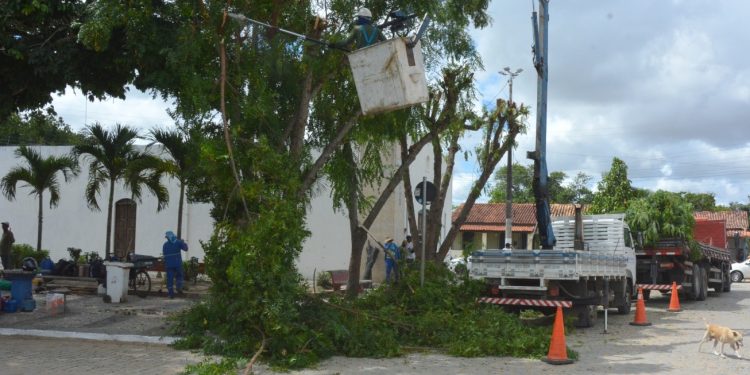 Praça da Mantiba recebe requalificação completa e mutirão de limpeza