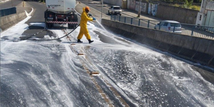 Grande ação de limpeza é realizada no viaduto Georgina Erisman