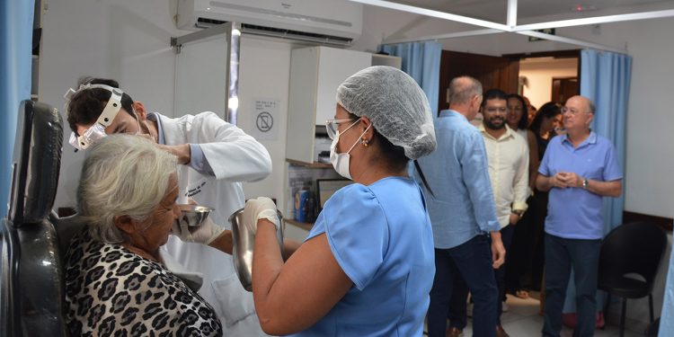 José Ronaldo acompanha mutirão da saúde na Multiclin/Otorrinos para zerar fila em 100 dias