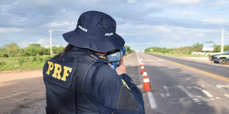PRF na Bahia intensifica fiscalização de excesso de velocidade na Operação Carnaval 2025