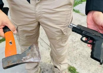 Polícia prende 4 homens e apreende adolescente, armas, munições e celulares durante operação em Feira de Santana