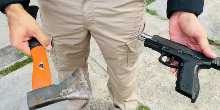 Polícia prende 4 homens e apreende adolescente, armas, munições e celulares durante operação em Feira de Santana