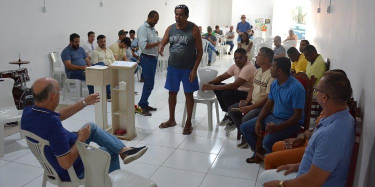 Prefeito de Feira orienta moradores da avenida Iguatemi a evitar lançar esgoto no asfalto