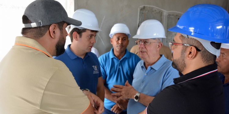Prefeito José Ronaldo visita construção de UPA de Humildes