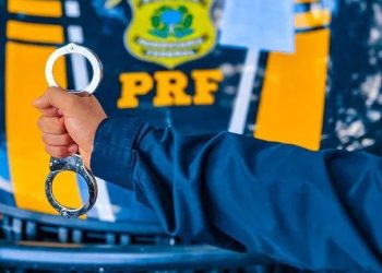 Abordagem da PRF na BR 324 resulta na prisão de motorista por dívida de pensão alimentícia