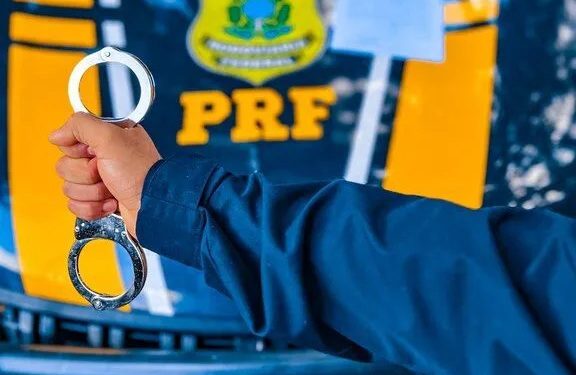 Abordagem da PRF na BR 324 resulta na prisão de motorista por dívida de pensão alimentícia