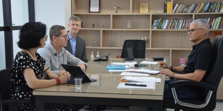 Receita Federal apresenta programa Cidadania Fiscal ao secretário de Educação e vice-prefeito Pablo Roberto