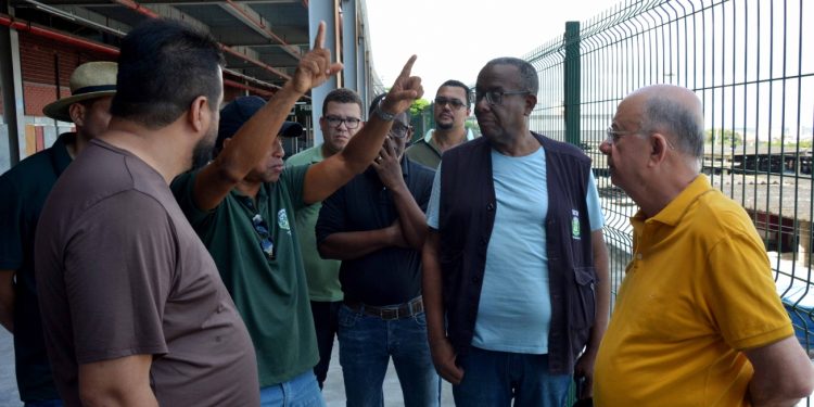 Técnicos explanam a José Ronaldo possíveis intervenções no Centro de Abastecimento